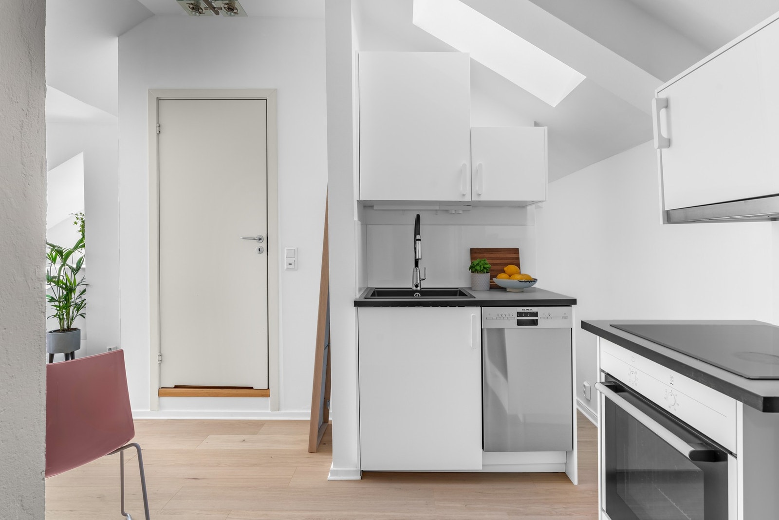 Integrert komfyr med nedfelt induksjonstopp, frittstående kjøleskap med frysedel og oppvaskmaskin medfølger. Galleribilde