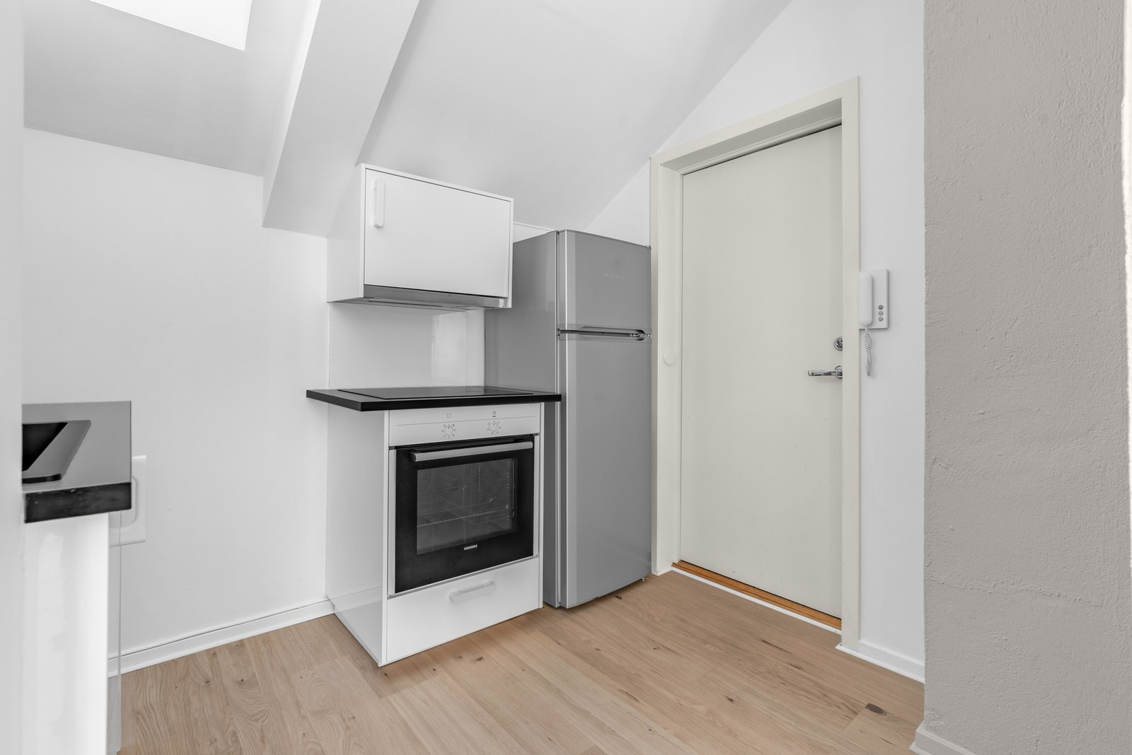 Det er montert ventilator i overskap over komfyr. Galleribilde