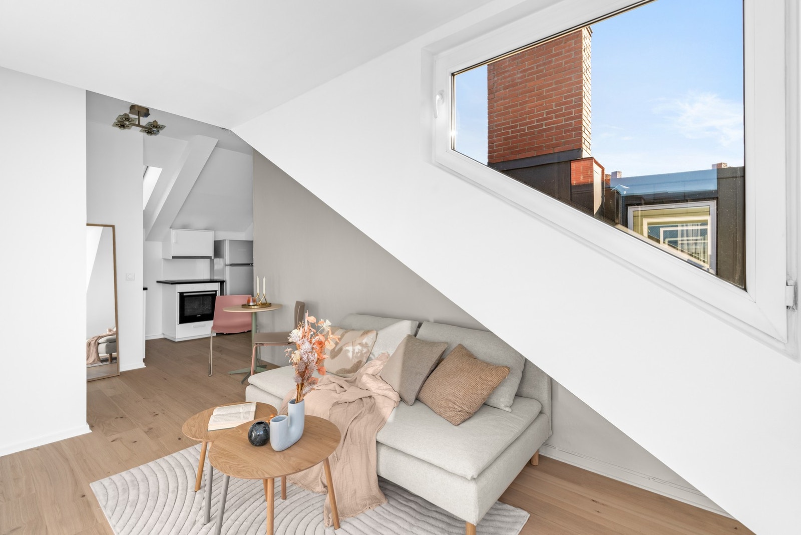 Leiligheten er gjennomgående med vinduer i to himmelretninger. Galleribilde