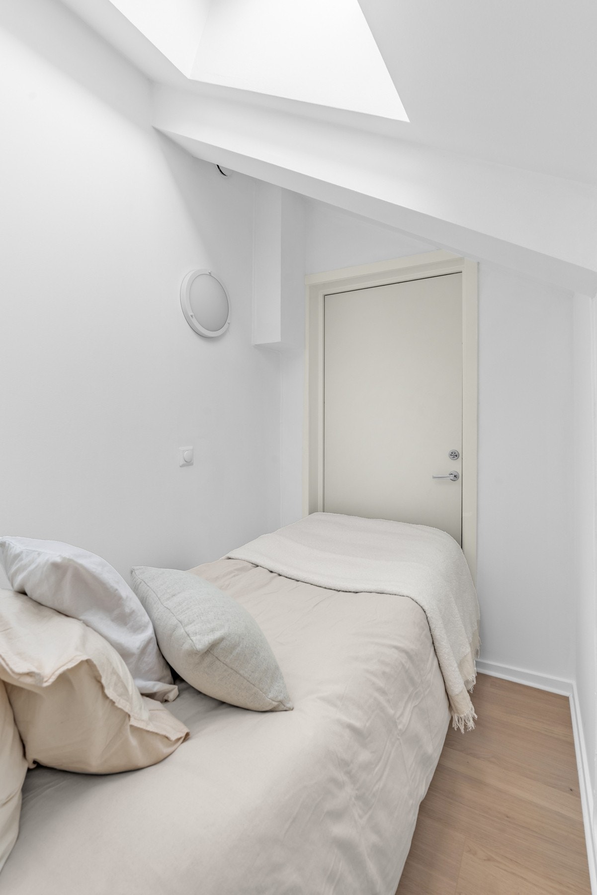 Alkove med plass til opptil 1.4m seng. (Rømningsvei nr. 2 som fører ut i nabooppgangen. Døren slår utover). Galleribilde