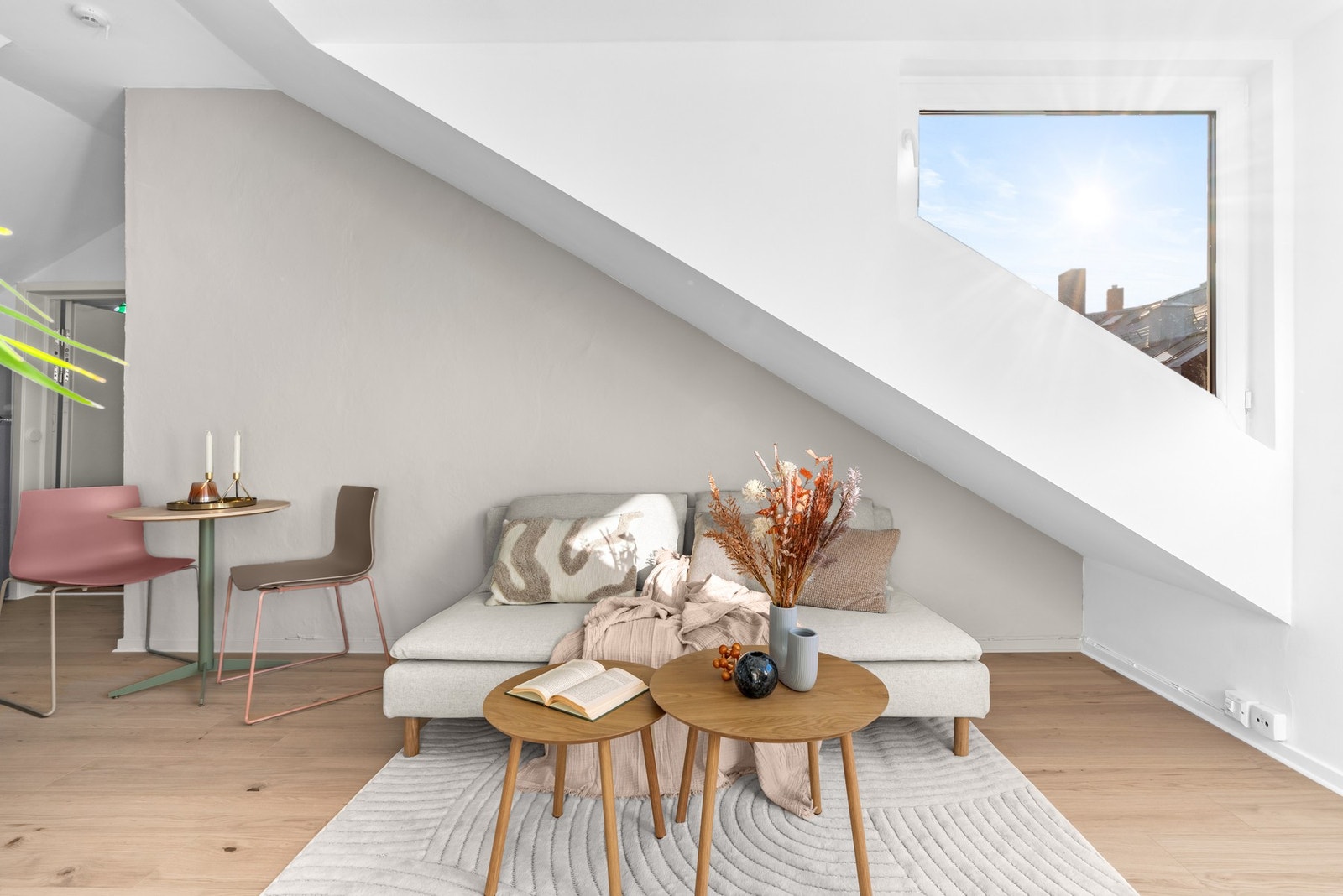 Leiligheten sto ny i 2008 etter utbygging av loftet og er siden oppgradert, sist overflateoppusset i 2025 med nytt 1-stavs parkett. Galleribilde