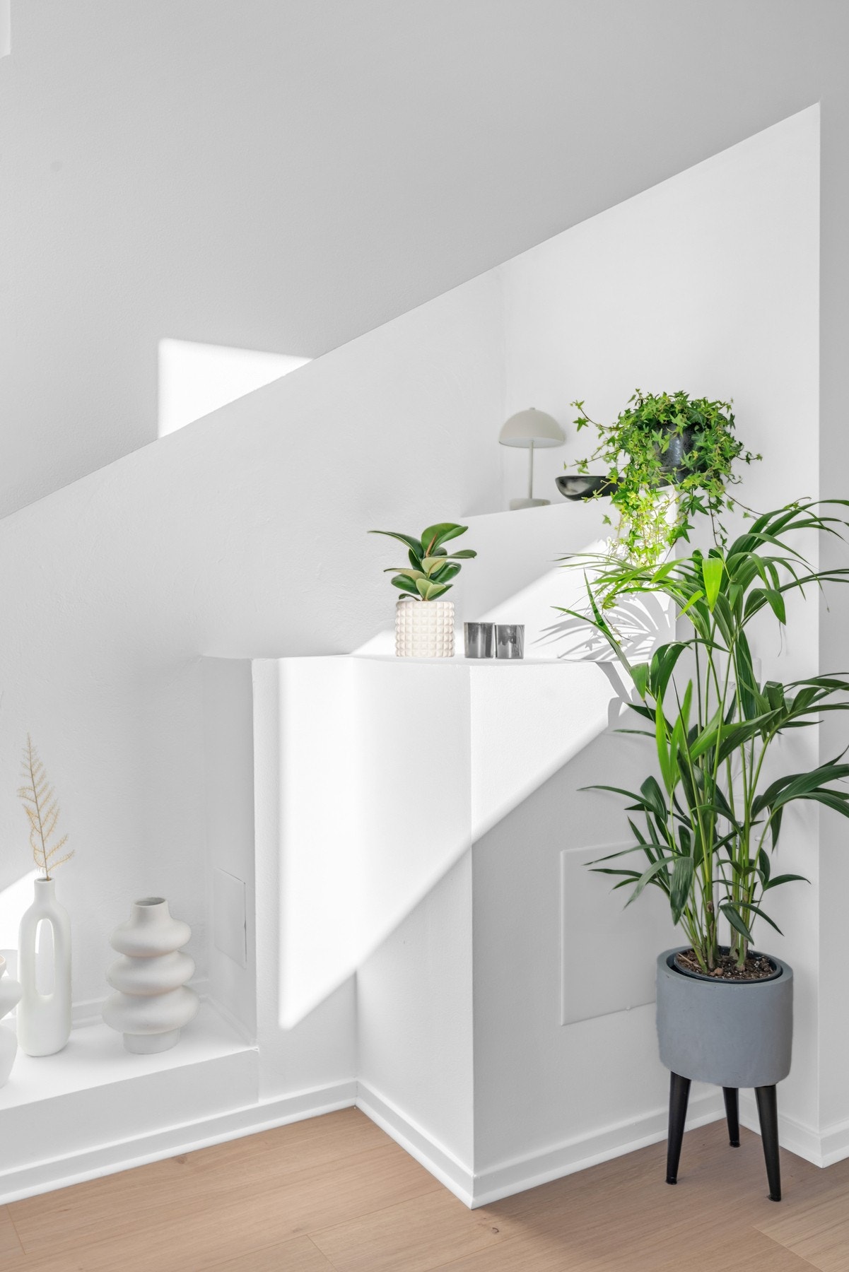 Varmtvannstank og stoppe kran inkl. MoistEX lekkasjesikring for vartmvannstank montert i stuen. Galleribilde