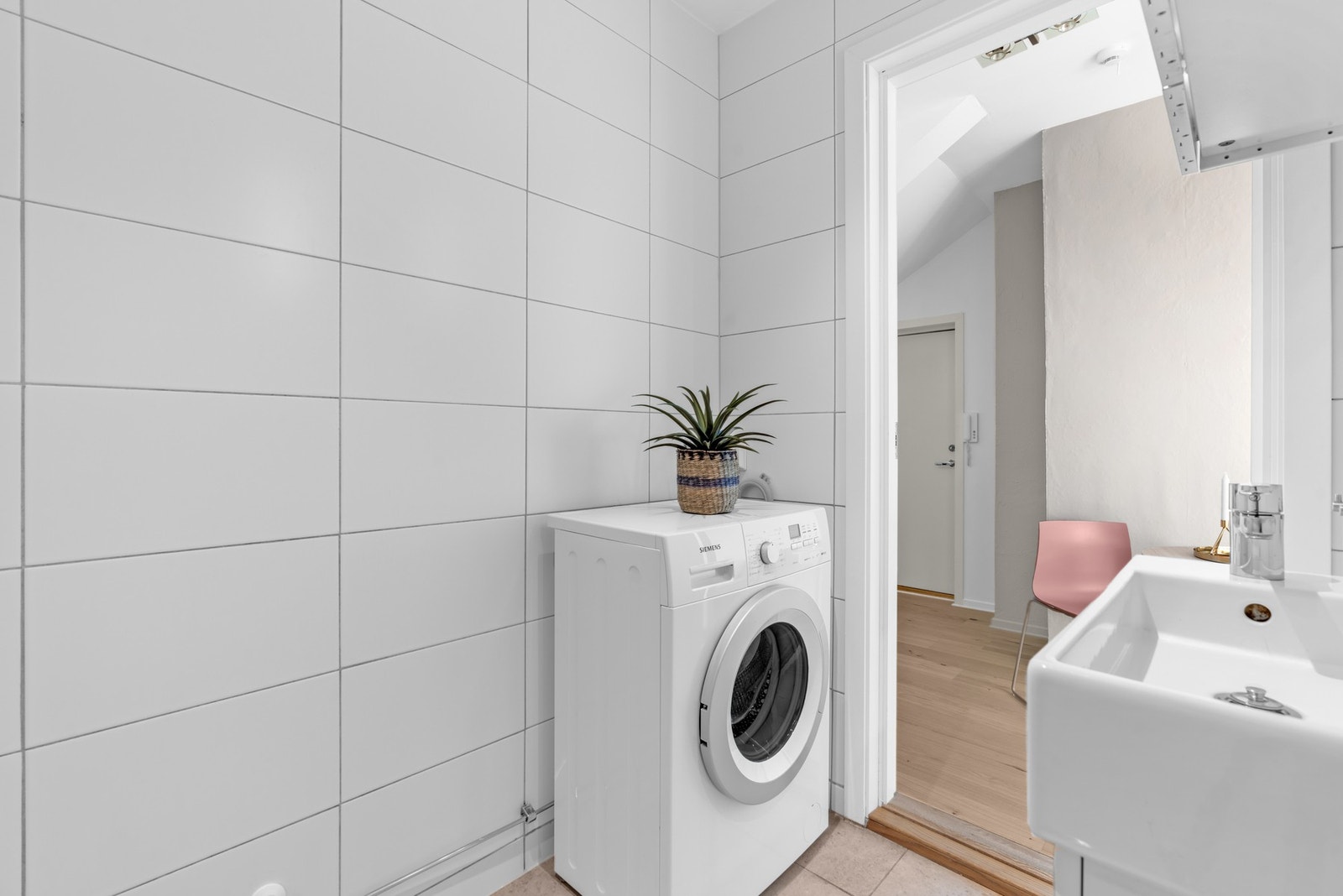 Det er opplegg for vaskemaskin på badet (Vaskemaskinen som står i leiligheten i dag medfølger). Galleribilde