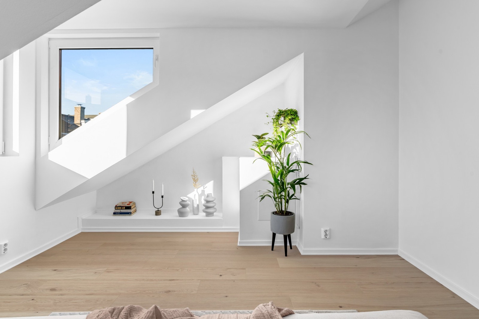 Det er plass til spisebord eller stort garderobeskap. Galleribilde