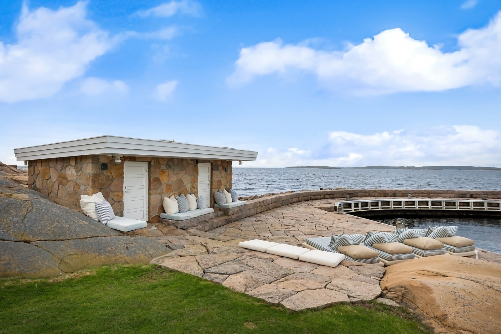 Molohavn med eget sjøhus med plass til oppbevaring av utstyr for aktiviteter. Galleribilde