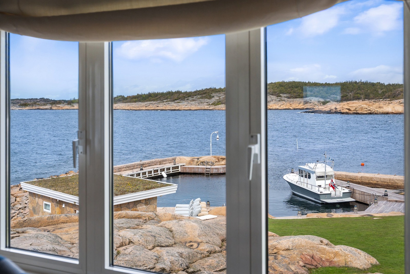 Utsikten kan nytes både inne- og ute. Galleribilde