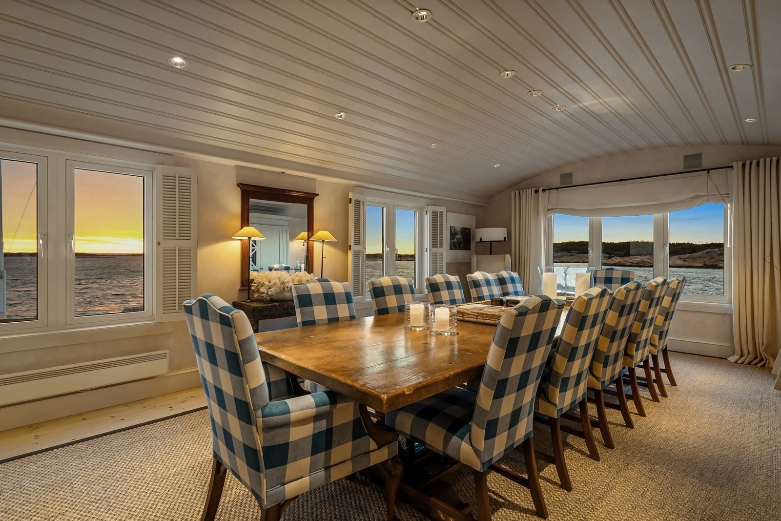 Spisestue, kveldsstemning med utsikt fra alle sider. Galleribilde