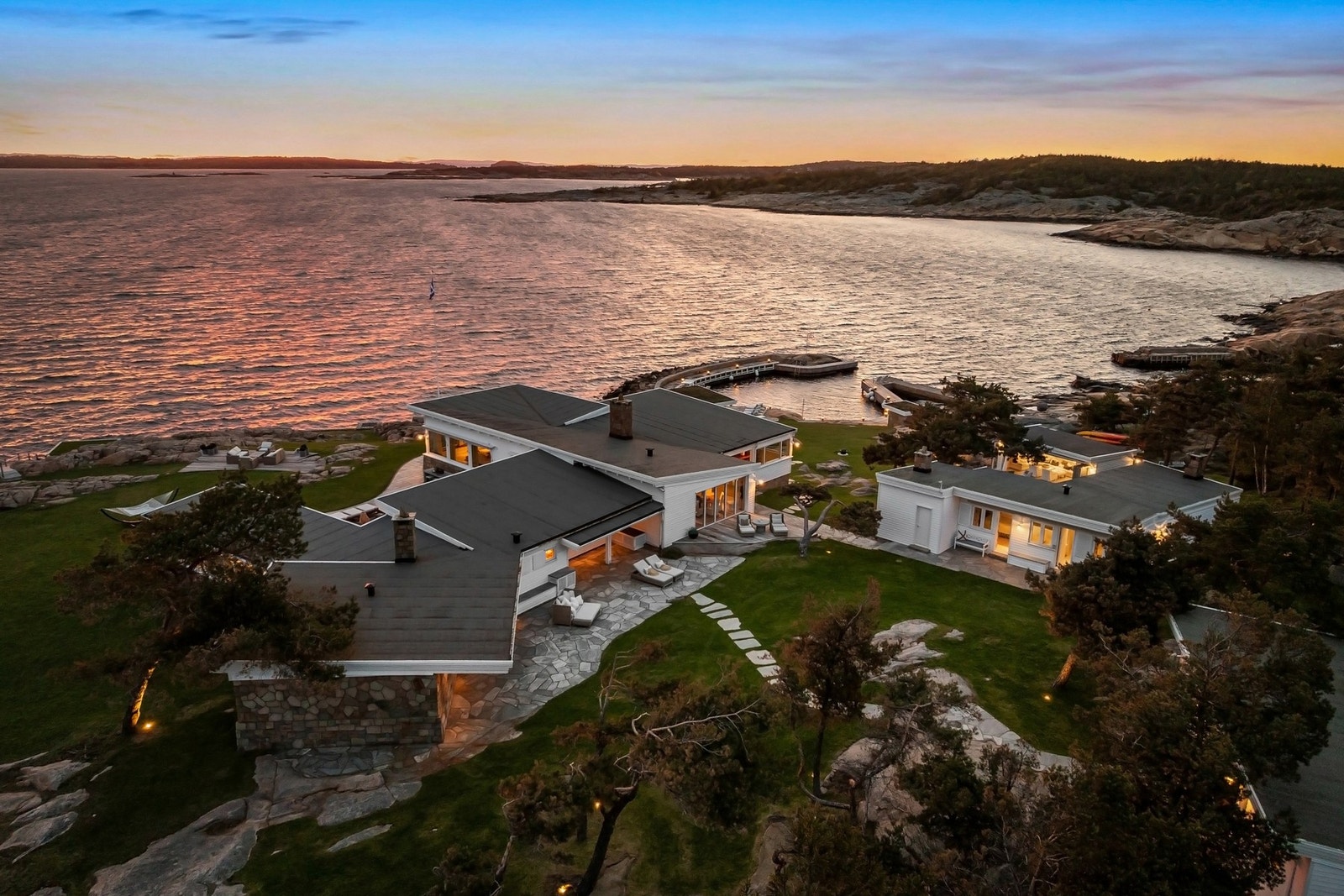 Eiendommen har fantastisk utsikt mot fjorden og er parkmessig opparbeidet med vakre uteområder tilpasset både topografi & bebyggelse Galleribilde