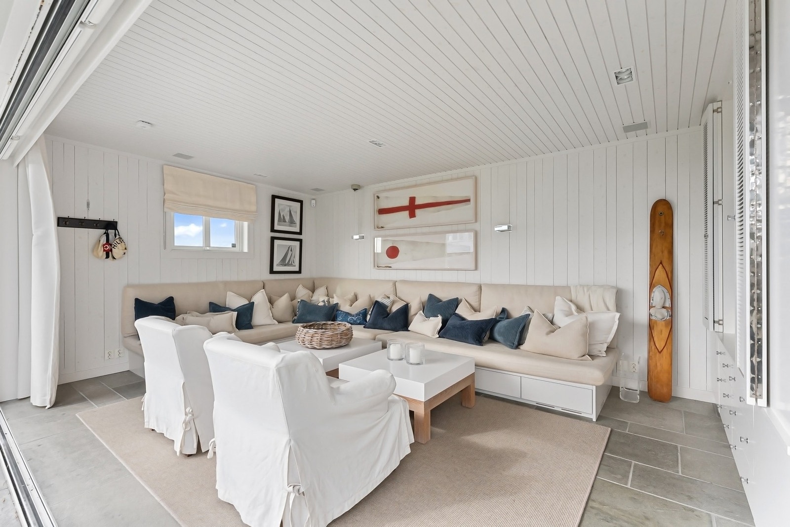 Glasstuen har skyvedører, plassbygd sofa og egen kjøkkenkrok. Galleribilde