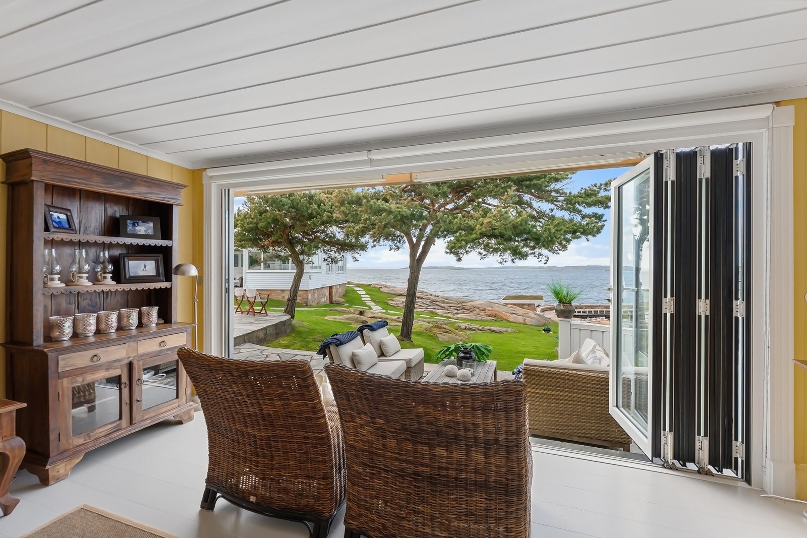 Bygningene er gjennomgående plassert mot havet har sømløs overgang mellom inne- og uterom. Galleribilde