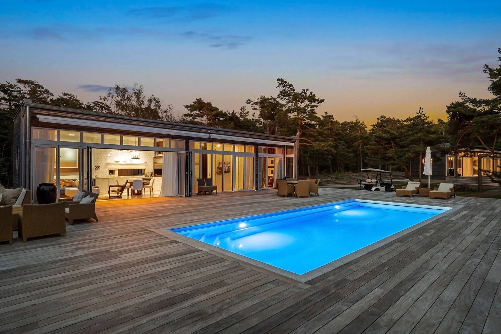 Gjestebolig mot nord bygget i 2014 er tegnet av arkitekt Per Bjar med stor terrasseplatting og nedsenket svømmebasseng. Galleribilde