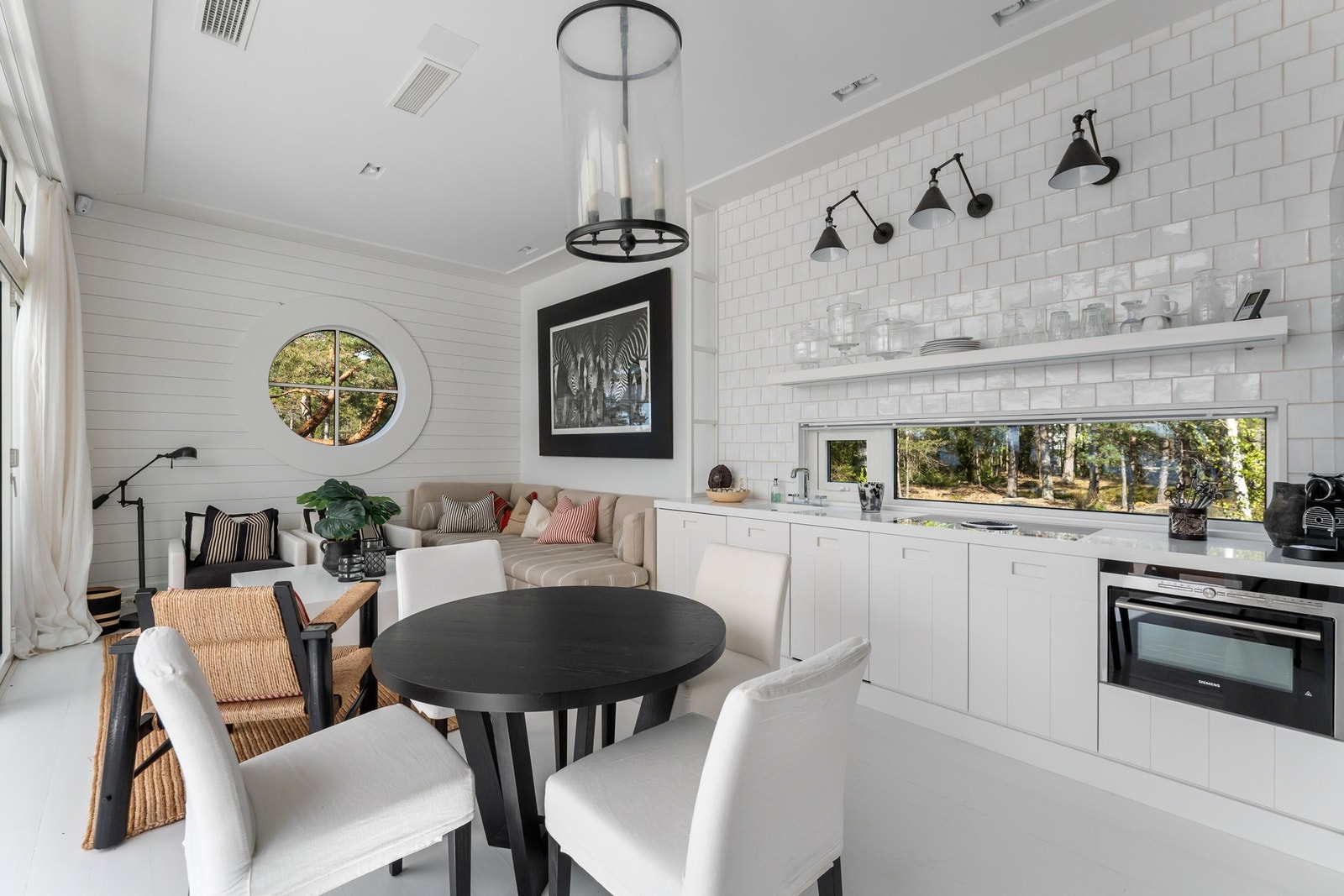 Smakfullt kjøkken i delikate lyse toner med alle fasiliteter. Galleribilde