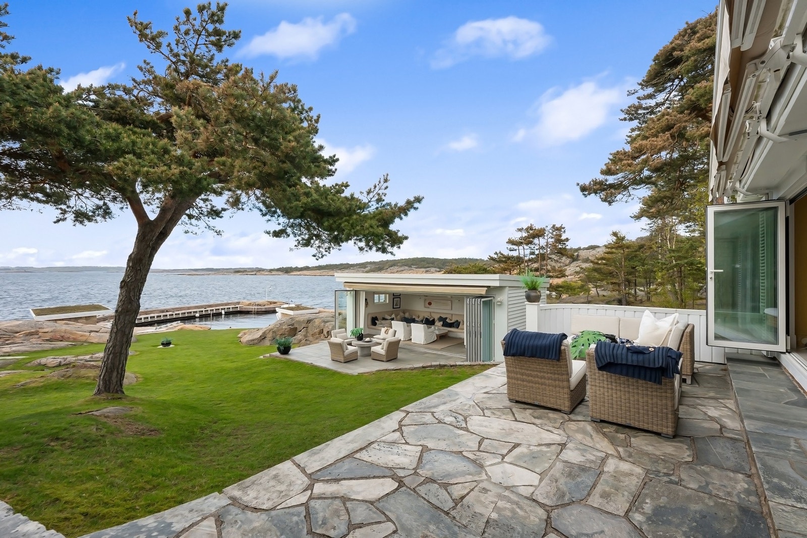 Gjestehus i tilsvarende stil som hovedhuset bestående av 2 soverom, stue, kjøkken, vaskerom med mer. Galleribilde