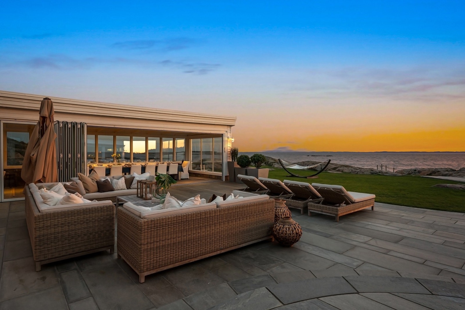 Skiferbelagt uteområde med vakker utsikt mot fjorden Galleribilde