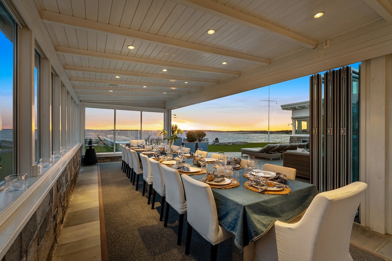 Lun og skjermet glasstue med skyvedører og vidstrakt utsikt i alle retninger. Galleribilde