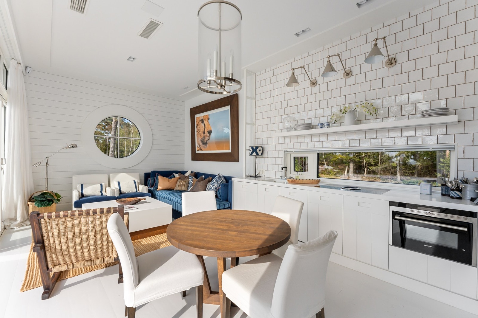 Gjestehuset er innredet i samarbeid med interiørarkitekt og designer Hennie. Gjennomgående høy kvalitet. Galleribilde