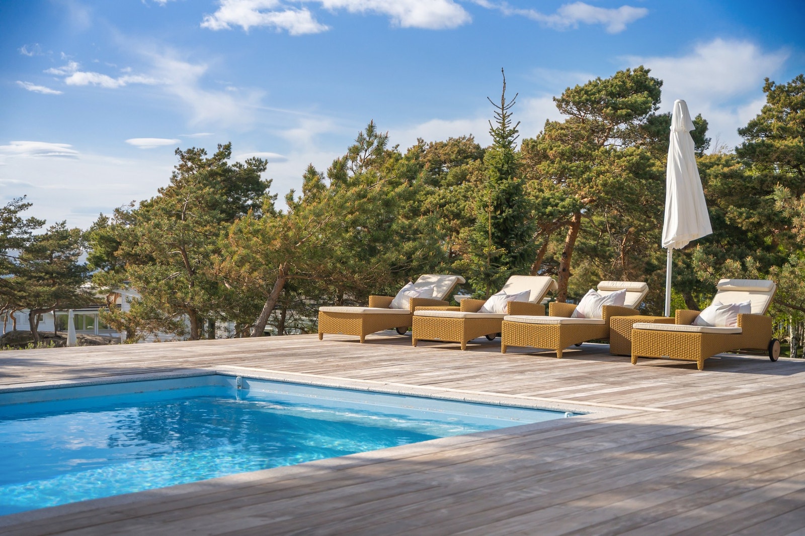 Svømmebasseng av høy kvalitet med utelamper, selvfylling og overdekning av lameller med motorstyring via app. Galleribilde