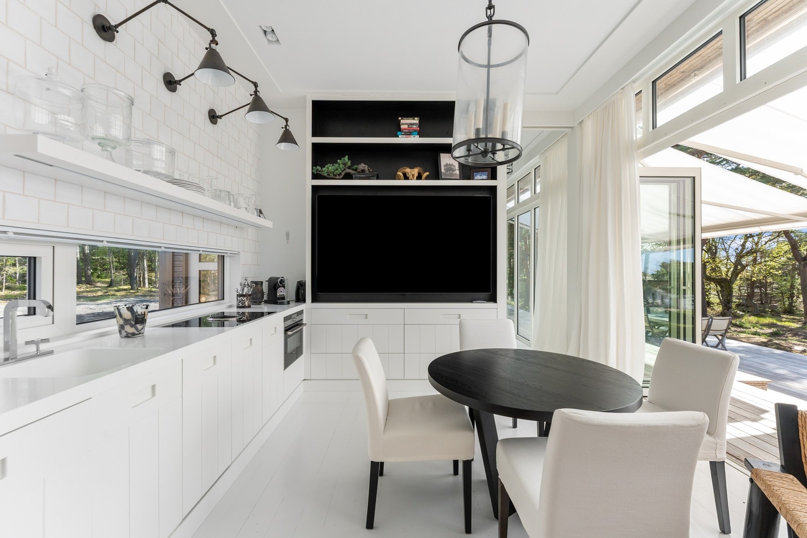 Gjestebolig mot syd også her innredet av interiørarkitekt Hennie med spesialbygde løsninger av høy kvalitet. Galleribilde