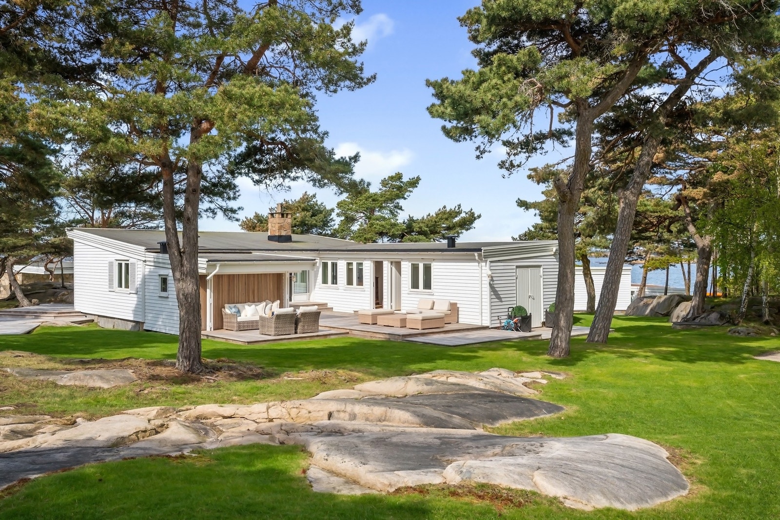 Gjestehus nr.2 med privat og skjermet uteområde mot bakside av huset. Galleribilde