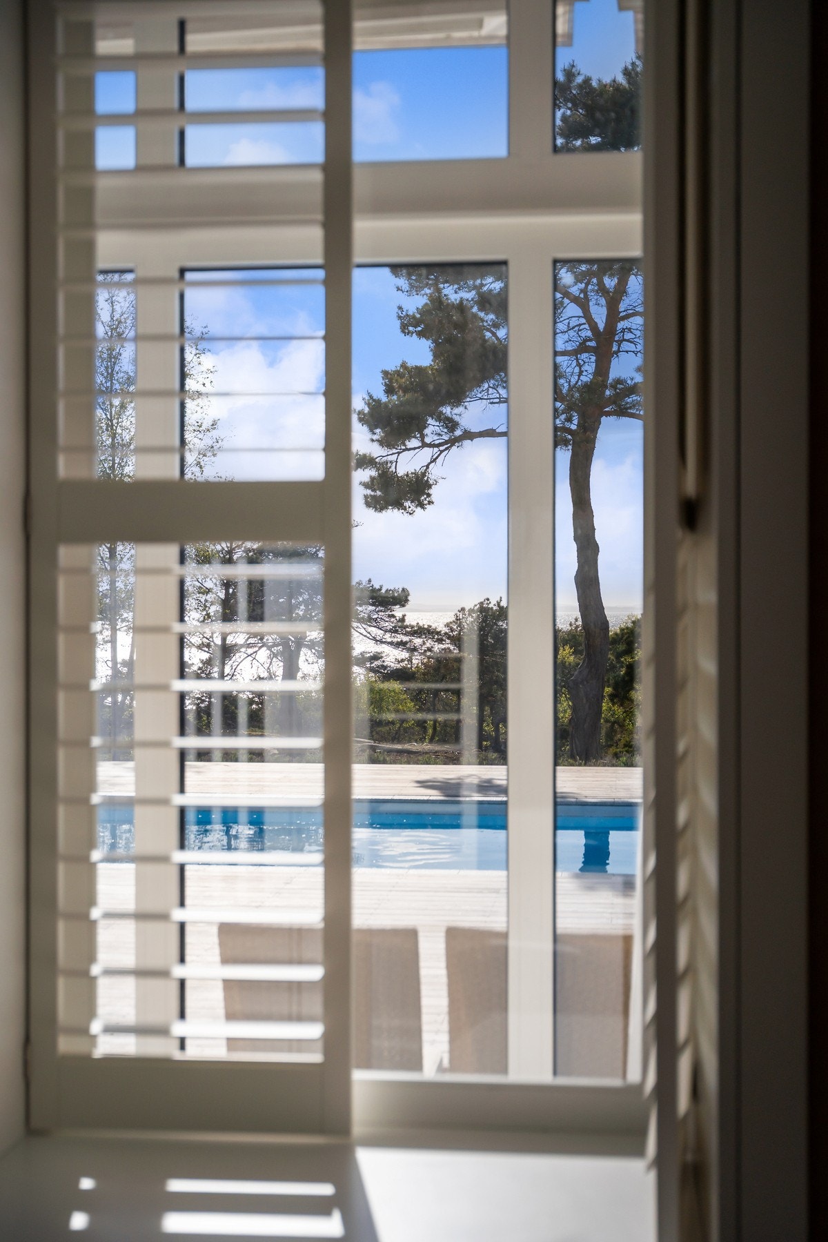 Gjestehuset er beliggende på en høyde med vakker utsikt mot fjorden. Galleribilde