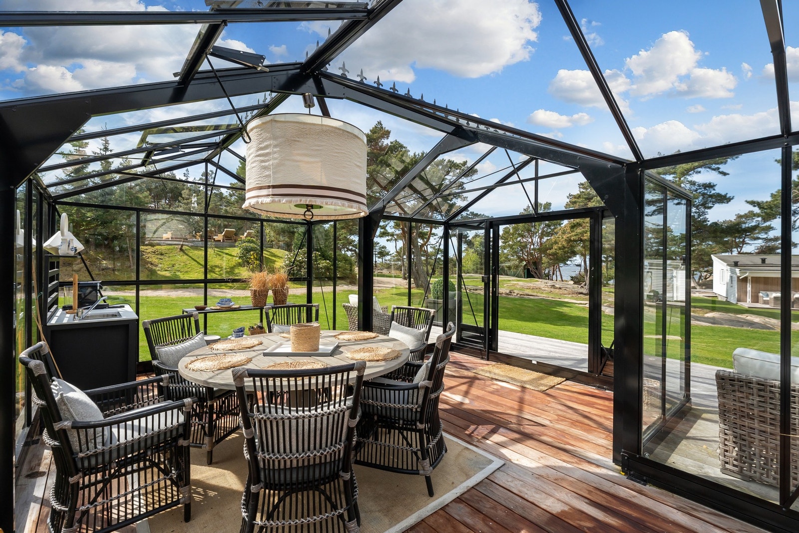 Lune omgivelser med utsikt mot vannet. Galleribilde