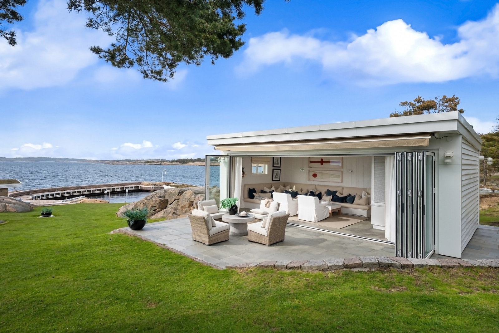 Flott glassstue med fin uteplass med utsikt mot molohavn. Galleribilde