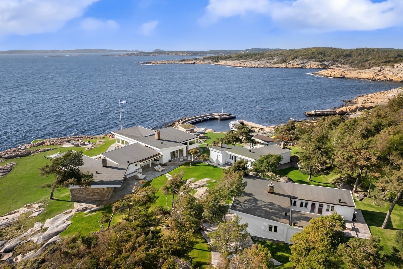 Eiendommen er unik både i beliggenhet og størrelse med svært høy standard på inne- og uteområder. Galleribilde