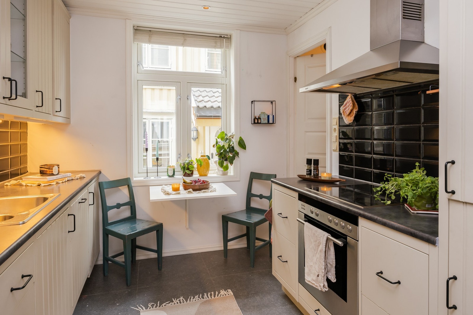 På kjøkkenet er det etablert en egen praktisk spiseplass ved vinduet mot bakgården. Galleribilde