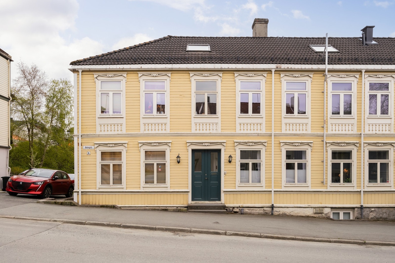 Boligen har en svært sentral plassering i ei enveiskjørt gate med begrenset trafikk like ved ved Bakklandet og Bakke Bru. Galleribilde
