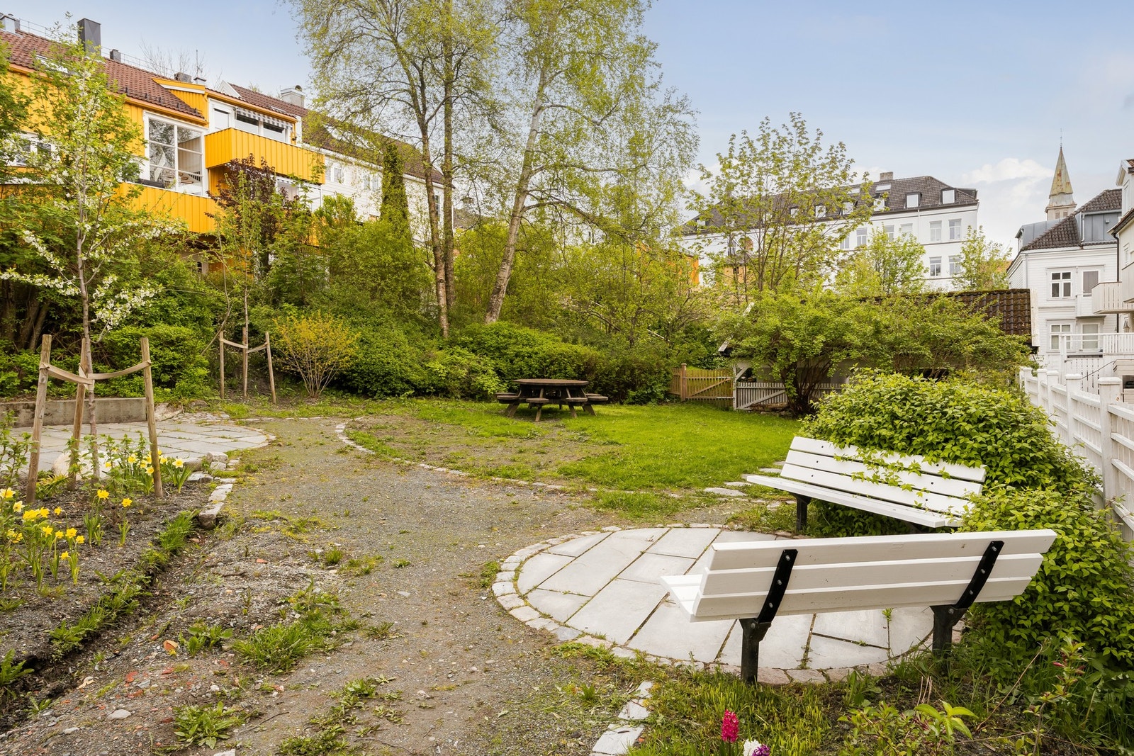 Hyggelig og skjermet bakgård lett tilgjengelig. I tillegg har man rekreasjonsvennlige omgivelser like ved i Festningsparken eller langs Nidelva. Galleribilde