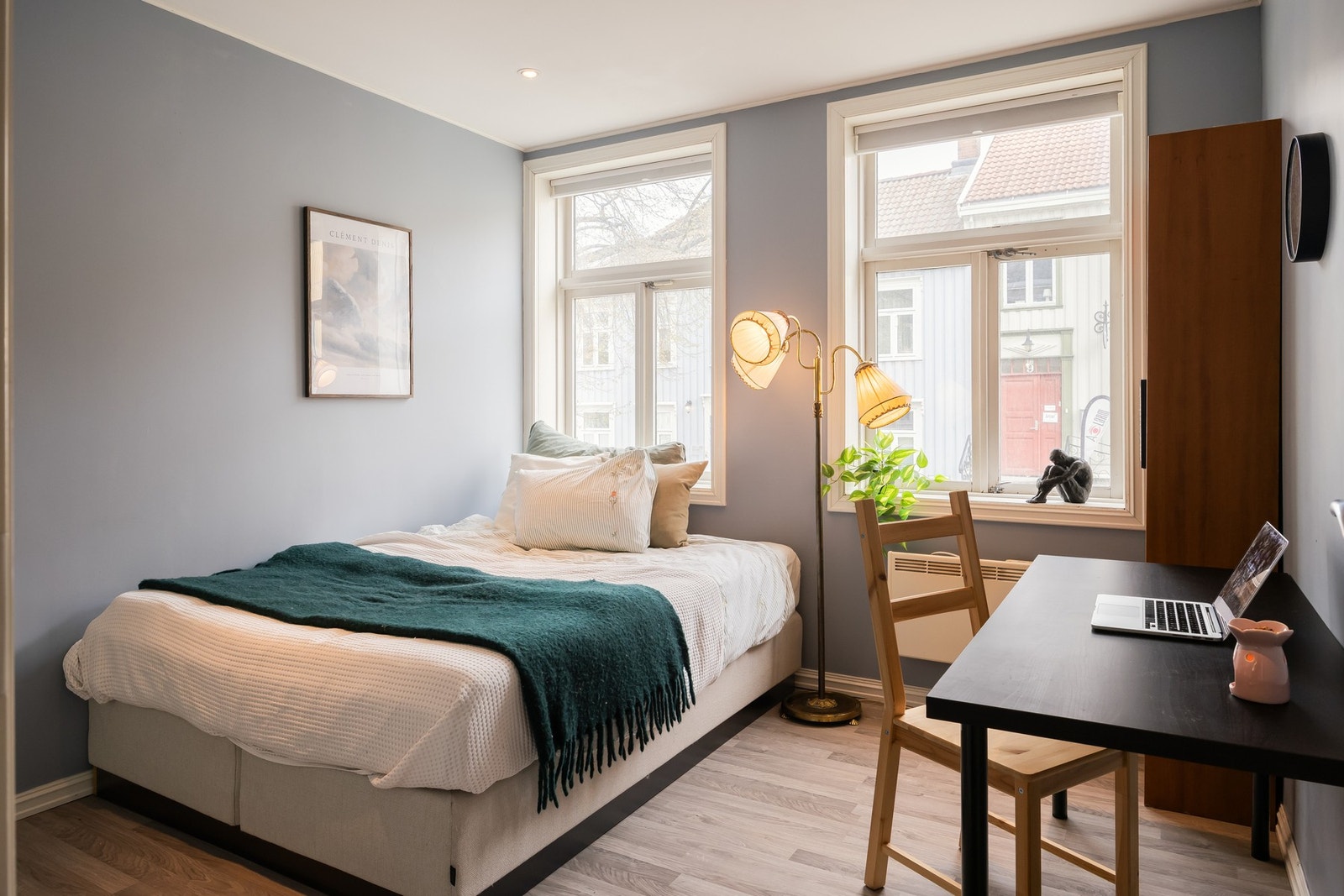 Begge soverom har god plass til både kontorpult og garderobe. Galleribilde