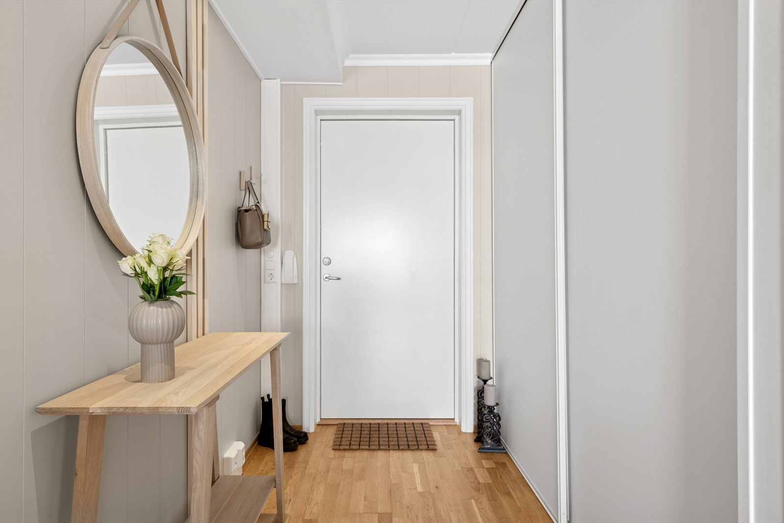 Velkommen inn i hyggelig entrè med praktisk skyvedørsgarderobe. Galleribilde