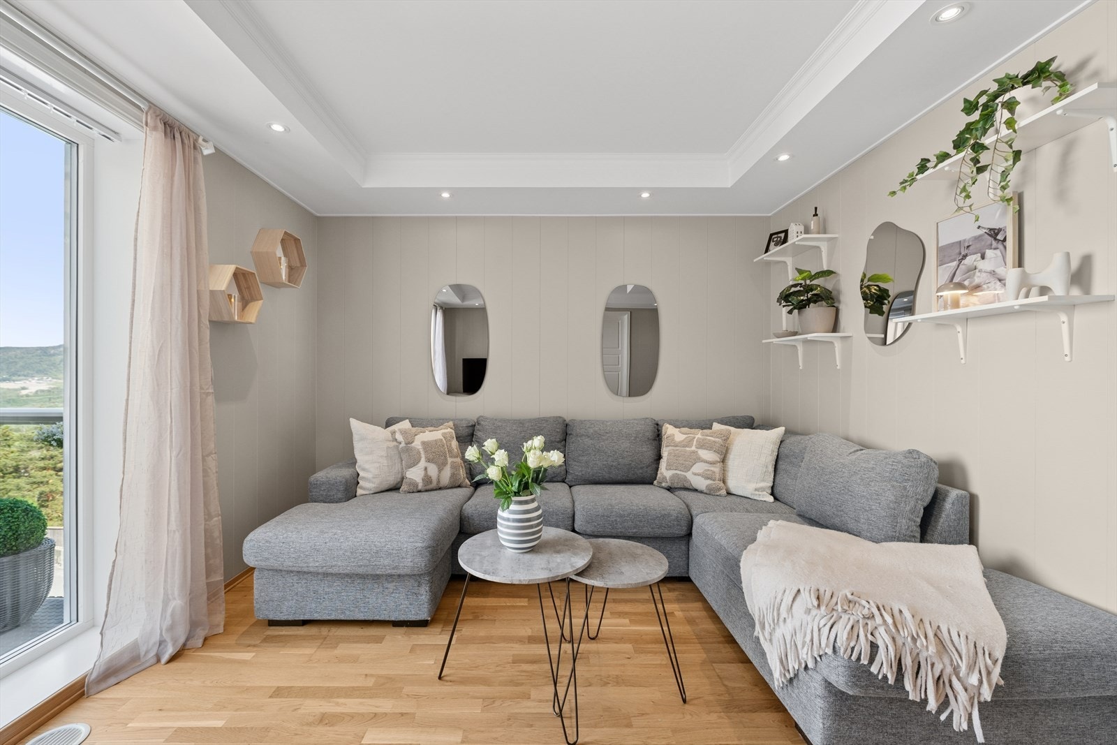 Stue er lys og pen og har fin plass til sofakrok. Galleribilde
