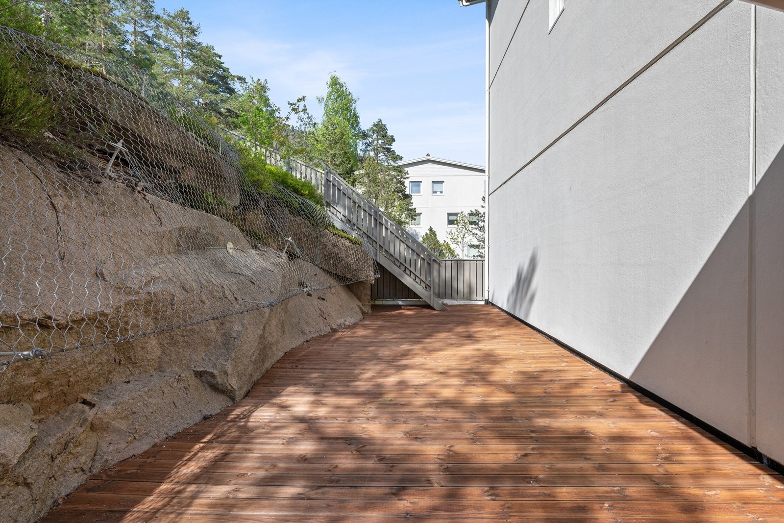 Flott, felles uteplass. Her kan man ta trappen rett opp og ut på tur. Galleribilde