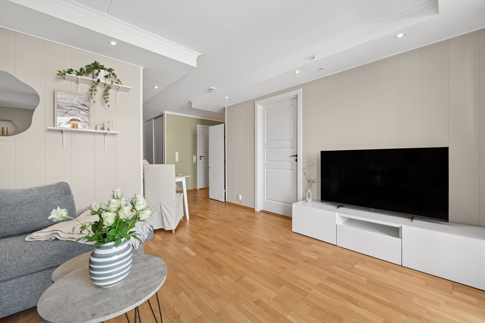Stuen har downlights i tak. Galleribilde