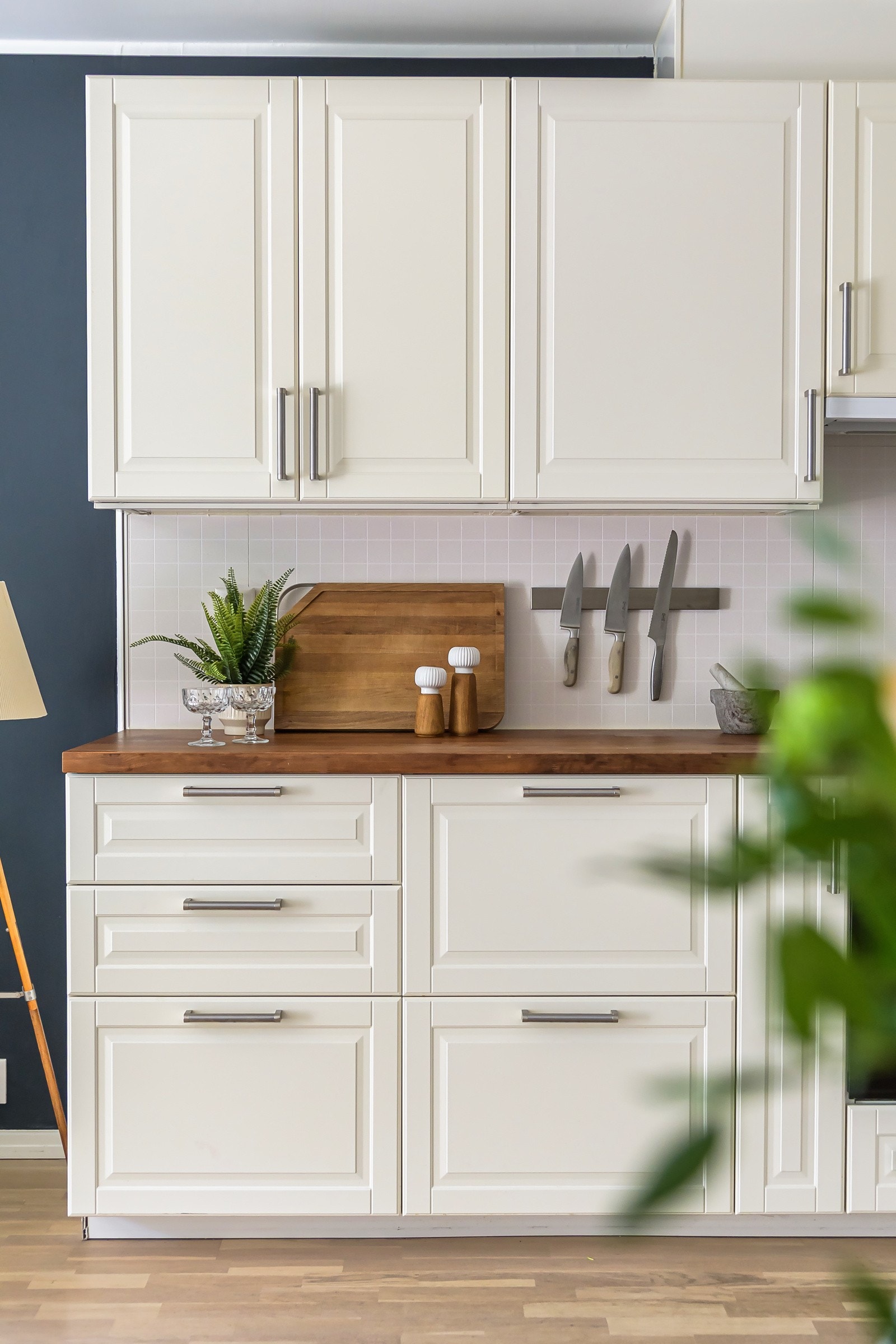 Varmtvannsbereder fra byggeår på 115L plassert i benkeskap kjøkken. Galleribilde