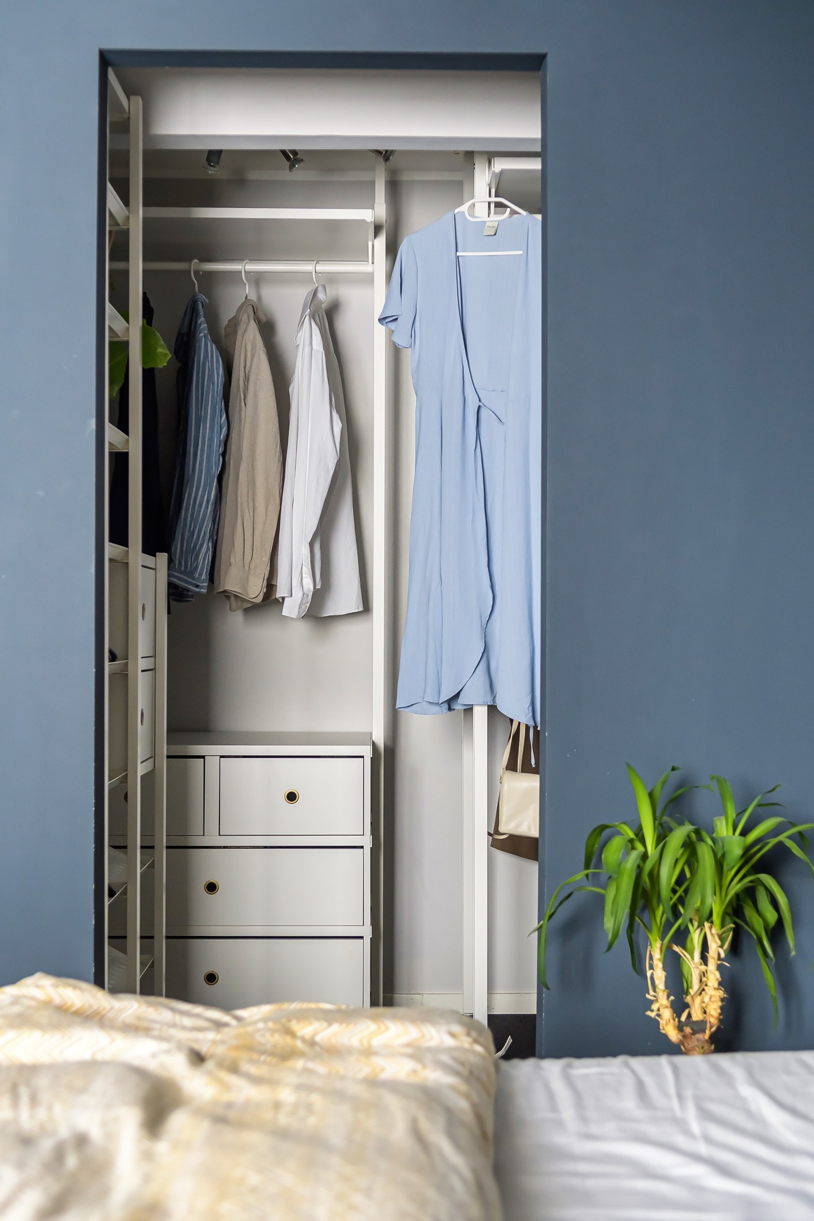 I tillegg har du ditt eget walk-in closet, som gir både luksusfølelse og praktisk oppbevaring. Galleribilde