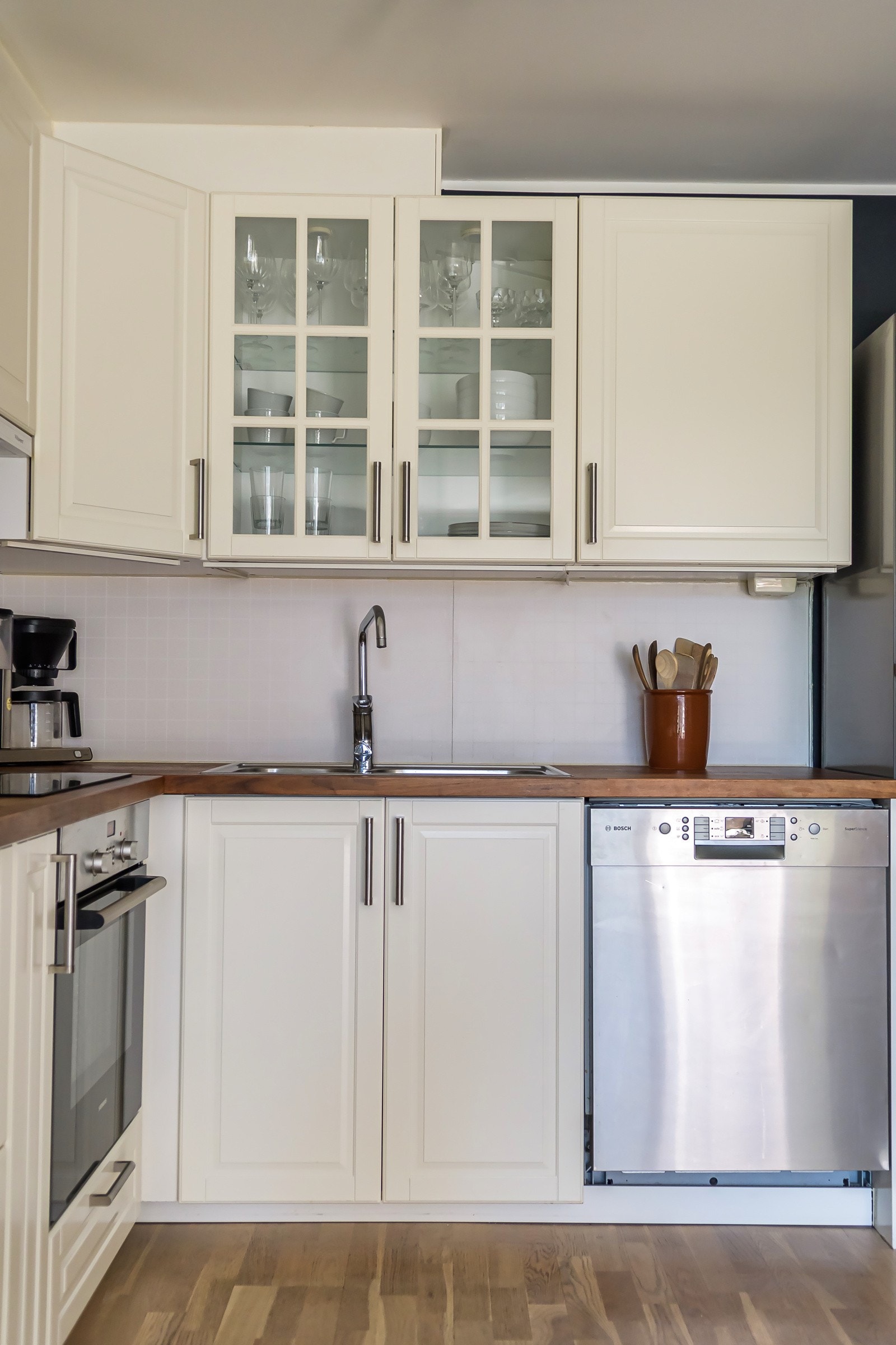 Videre inneholder kjøkkenet integrerte hvitevarer som komfyr, induksjonstopp og oppvaskmaskin. Galleribilde