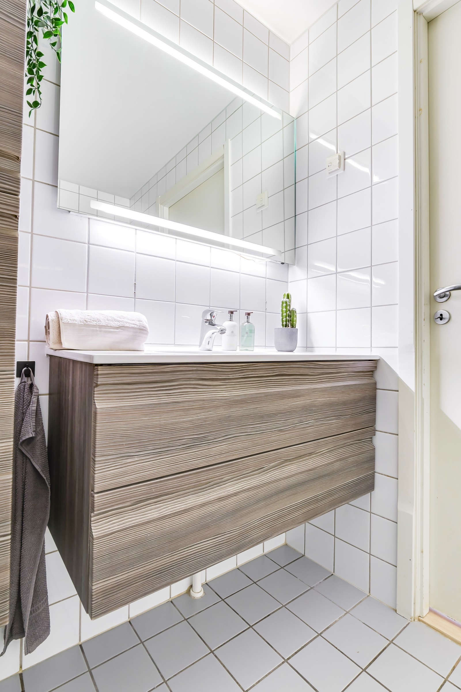 God lagringsplass på badet i servantinnredning og vegghengt høyskap. Galleribilde