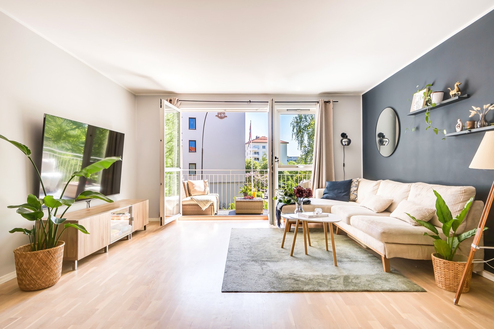 De store vindusflatene som strekker seg fra gulv til tak slipper inn mye lys og luft. Galleribilde