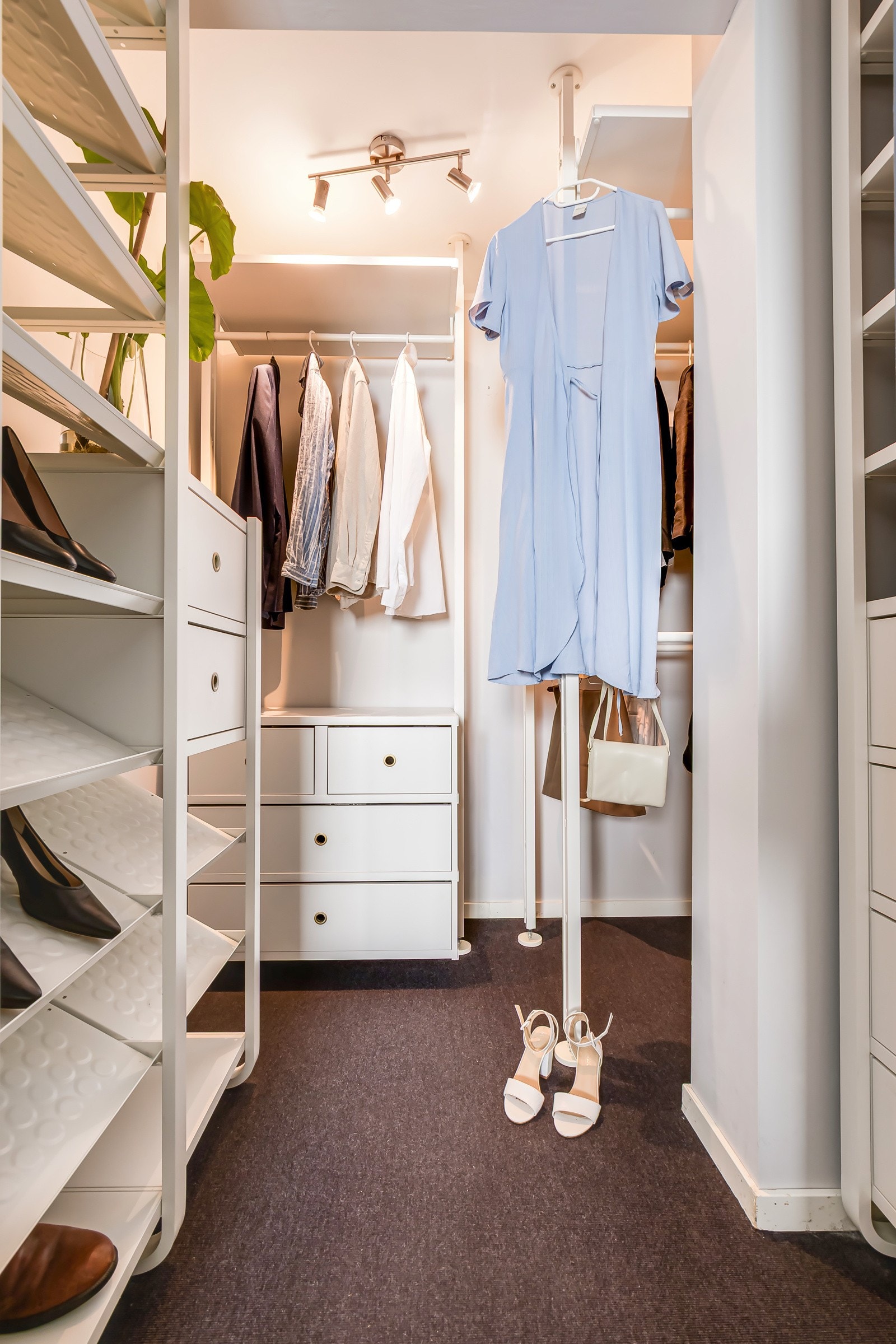 Her er det rikelig med lagringsplass og er innredet med åpen gårderobeløsning. Galleribilde