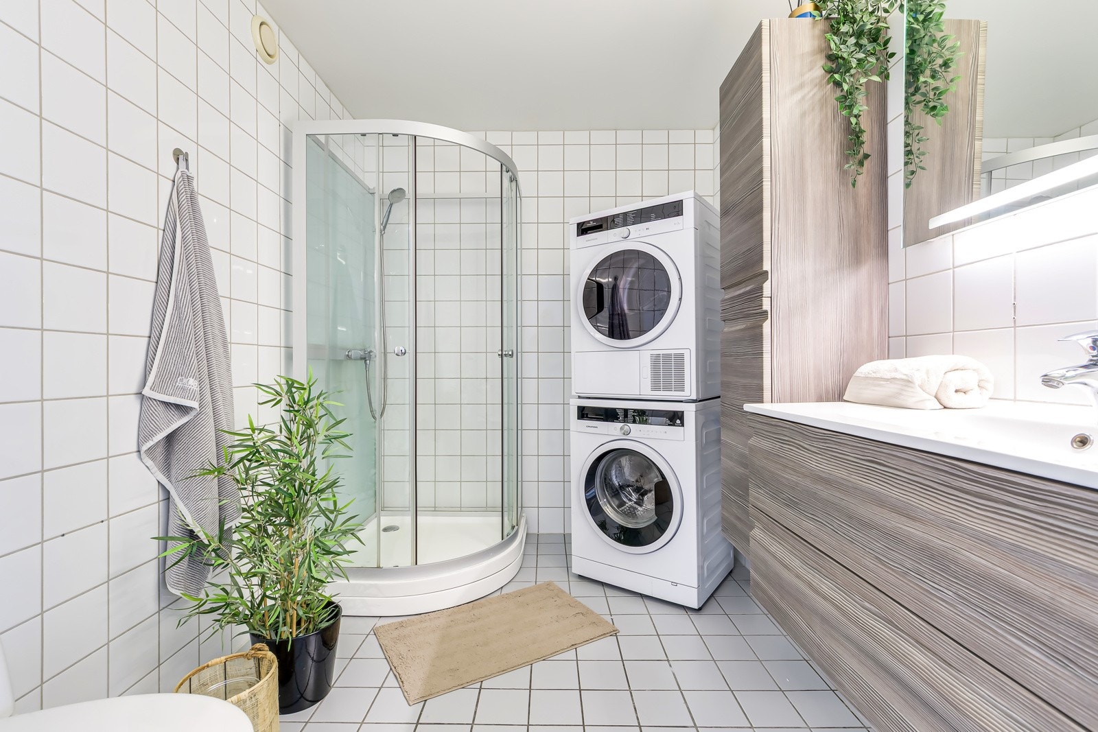 Badet er romslig og nylig oppgradert med moderne innredning som gir et rent og fresht uttrykk. Galleribilde