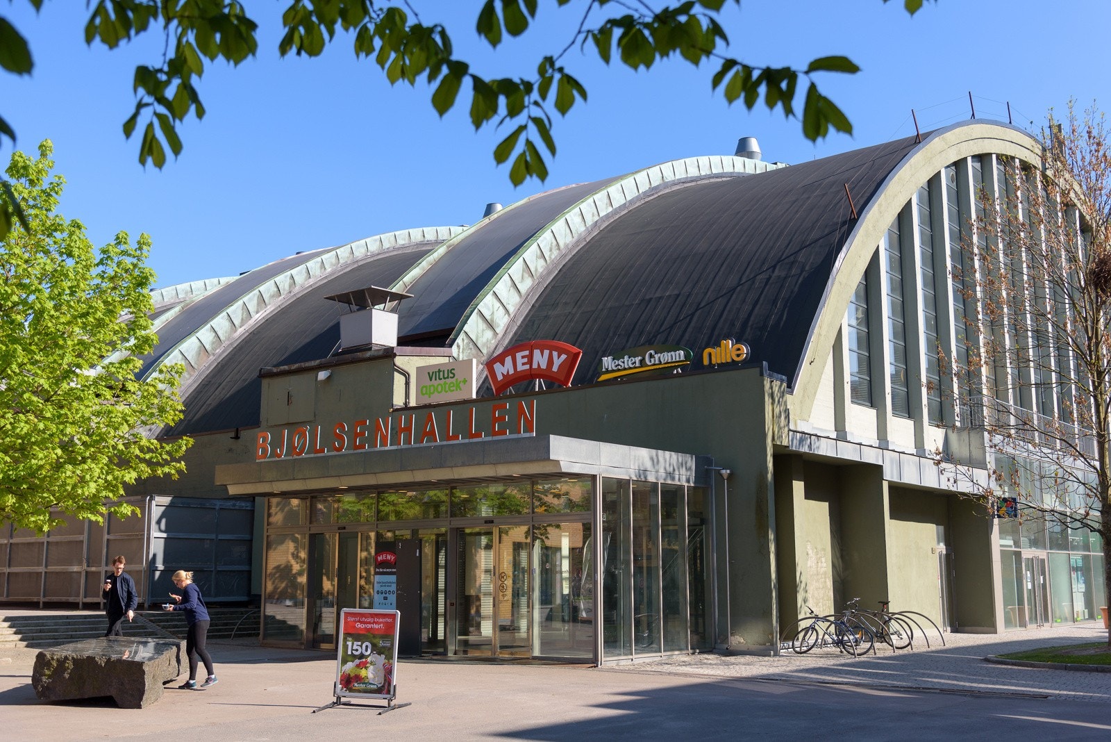 Bjølsenhallen med stor Meny, apotek, Nille og blomsterbutikk. Galleribilde