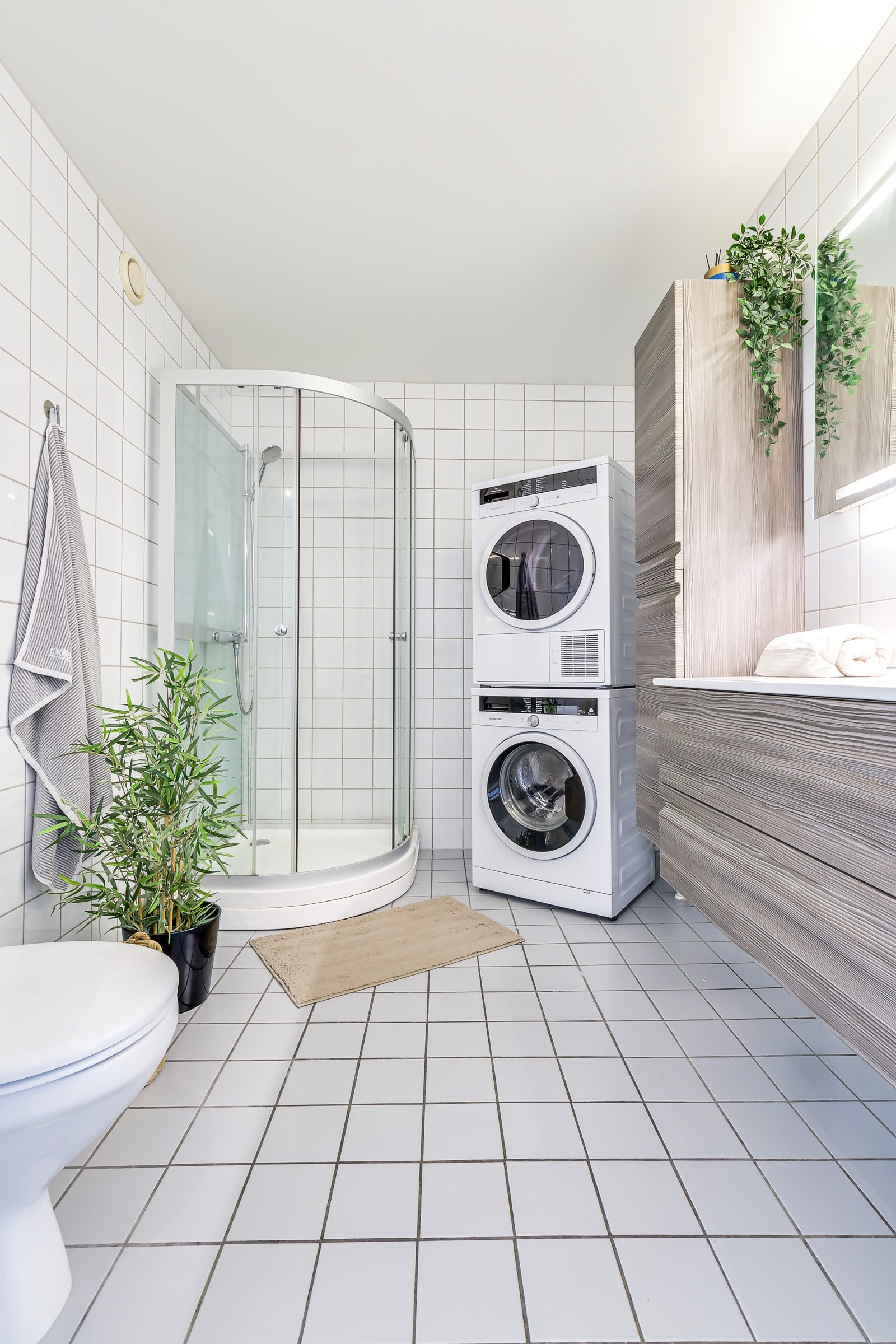 Her er det også god plass til både vaskemaskin og tørketrommel - praktisk og pent løst i ett. Galleribilde