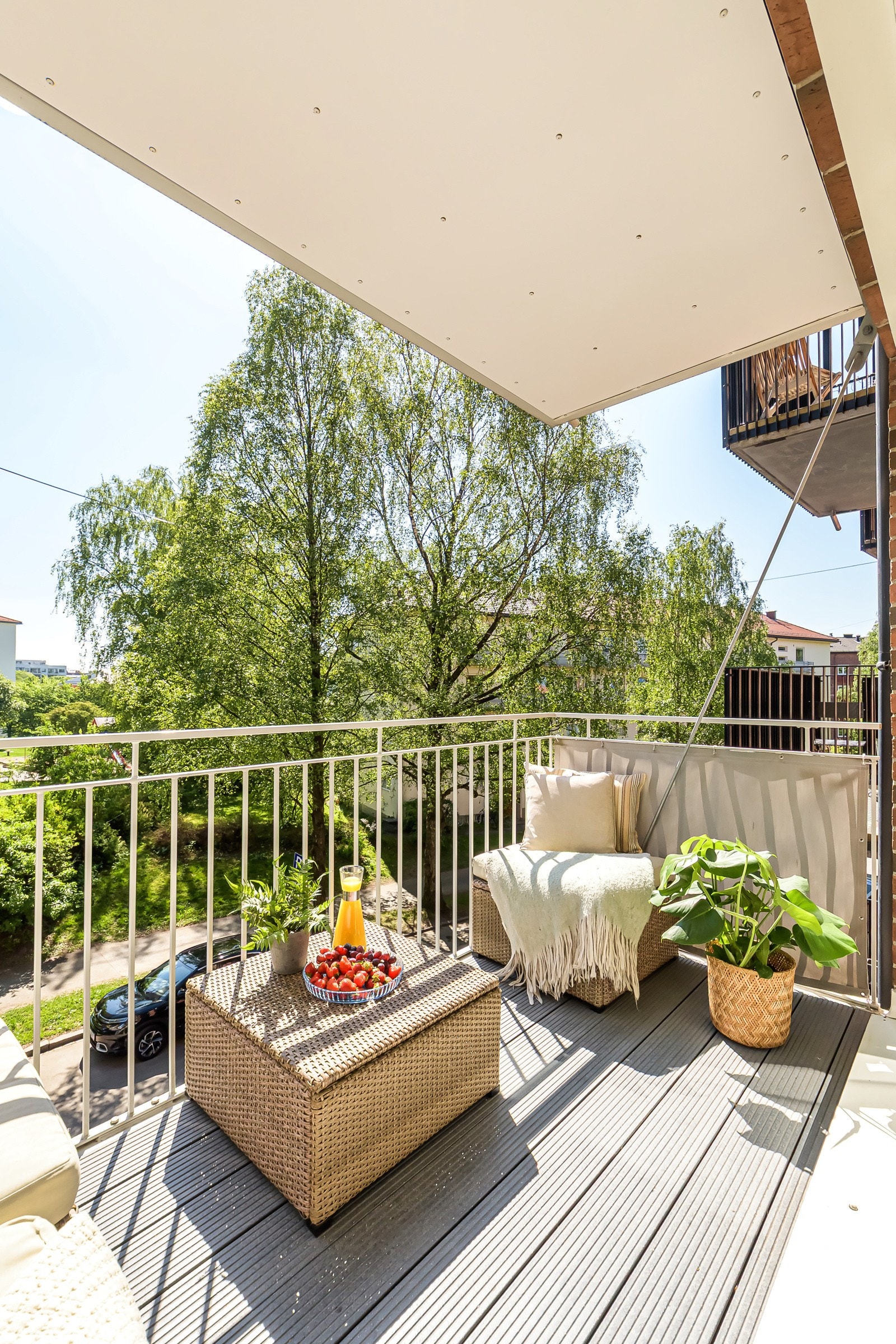 Den solrike balkongen er et stort pluss - her kan du nyte morgenkaffen i solen helt til rundt kl. 15 på sommerdager. Balkongen fungerer som en forlengelse av stuen og gir deg en liten, grønn oase midt i byen. Galleribilde