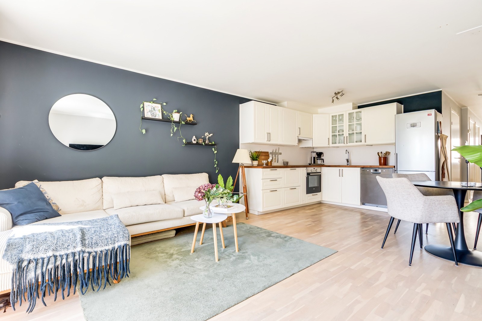 Pent kjøkken med åpen løsning mot stuen. Galleribilde