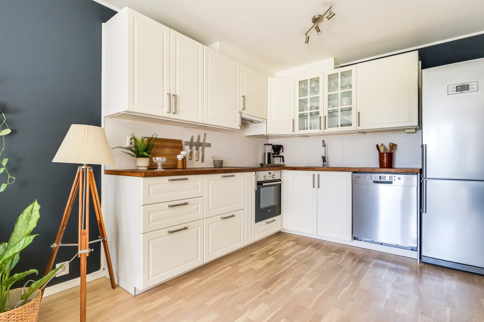 Kjøkkeninnredningen har profilerte fronter og benkeplate av tre med nedfelt oppvaskum. Galleribilde