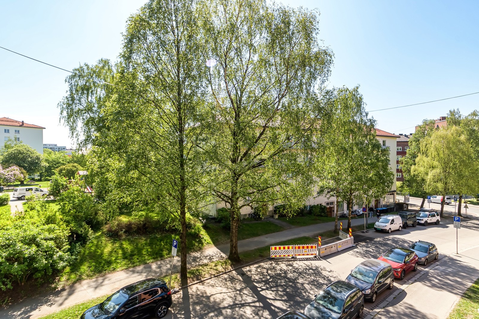Her har du gangavstand til Bjølsen, Nydalen, Torshov og Grünerløkka. Rett utenfor døren finner du bussholdeplass og en populær restaurant kjent for byens beste burger. Galleribilde