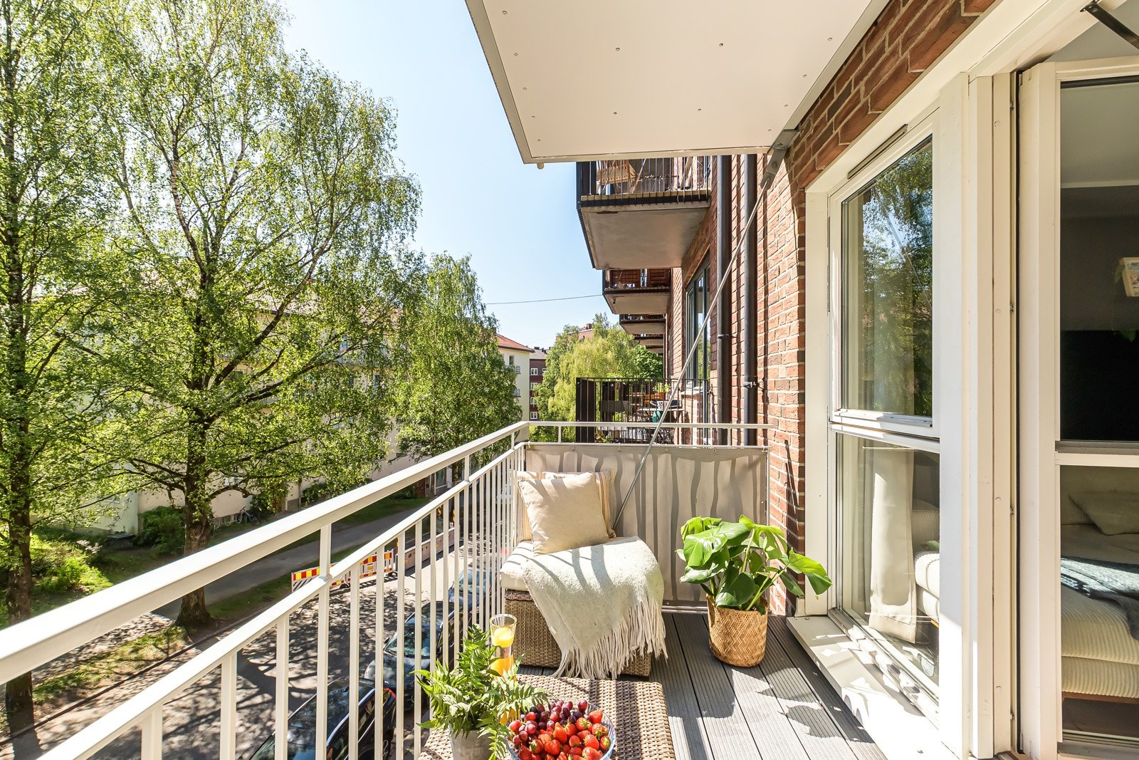 Balkongen er overbygget med spilegulv av kompositt og plass til sittegruppe og grill. Galleribilde