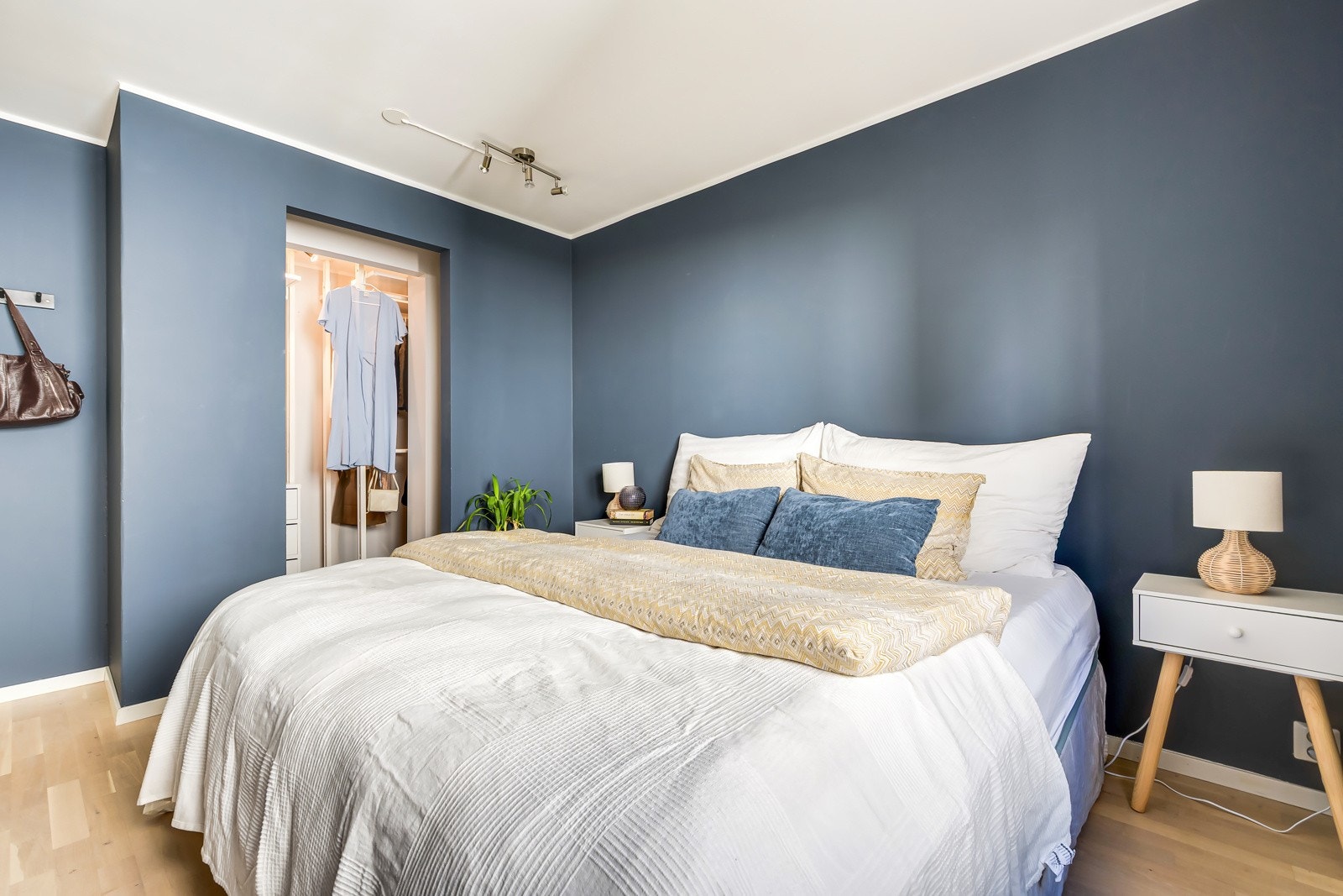 Soverommet ligger skjermet inn mot bakgården og byr på en sval atmosfære. Galleribilde